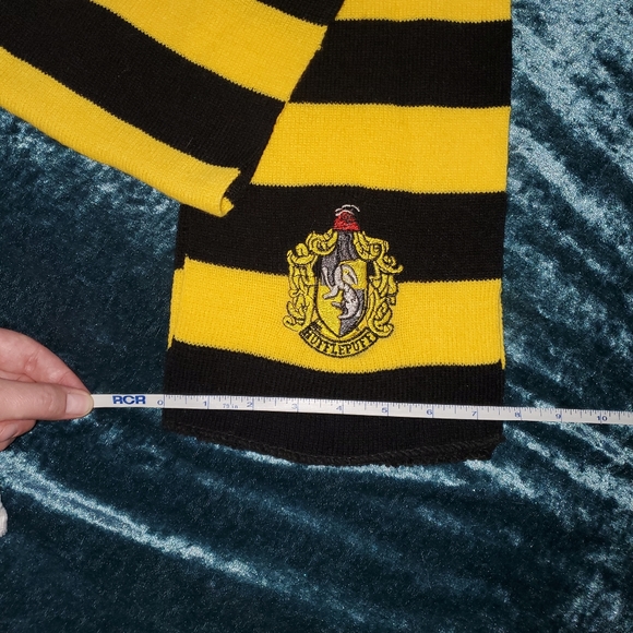 Hufflepuff Scarf - Picture 2 of 3